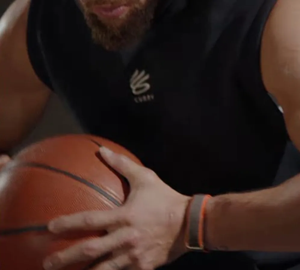 Ο Steph Curry αποκαλύπτει το νέο Fitbit: Η απάντηση της Google στα έξυπνα βραχιόλια