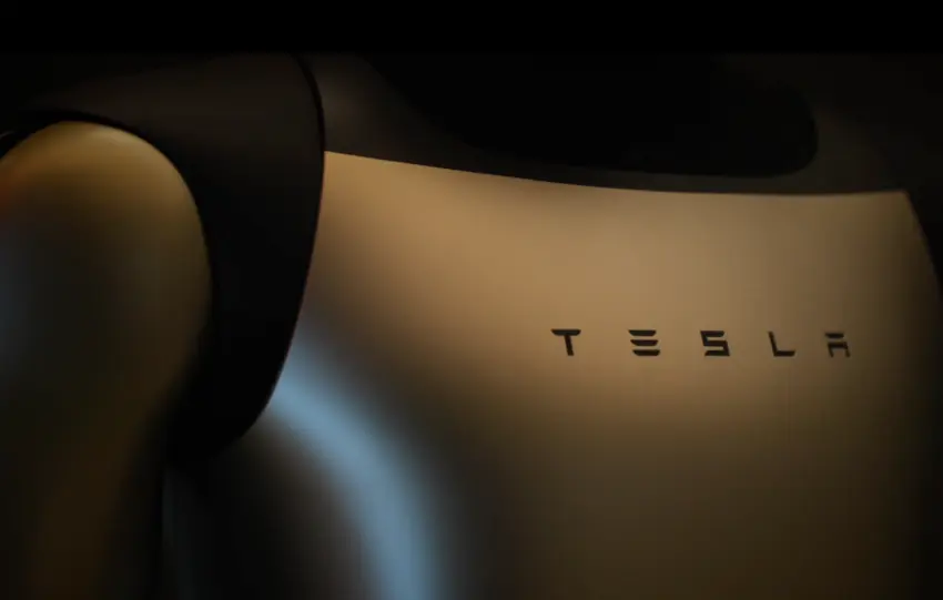 Tesla: Τα ηλεκτρονικά χερούλια οδηγούν σε νέους κανόνες ασφαλείας