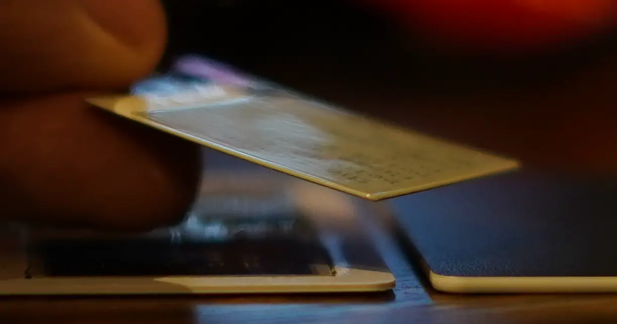 Muxcard: Ο υπολογιστής σε μέγεθος πιστωτικής κάρτας με e-ink οθόνη 1 Ο προγραμματιστής που δημιούργησε το Muxcard, τον υπολογιστή του ενός χιλιοστού