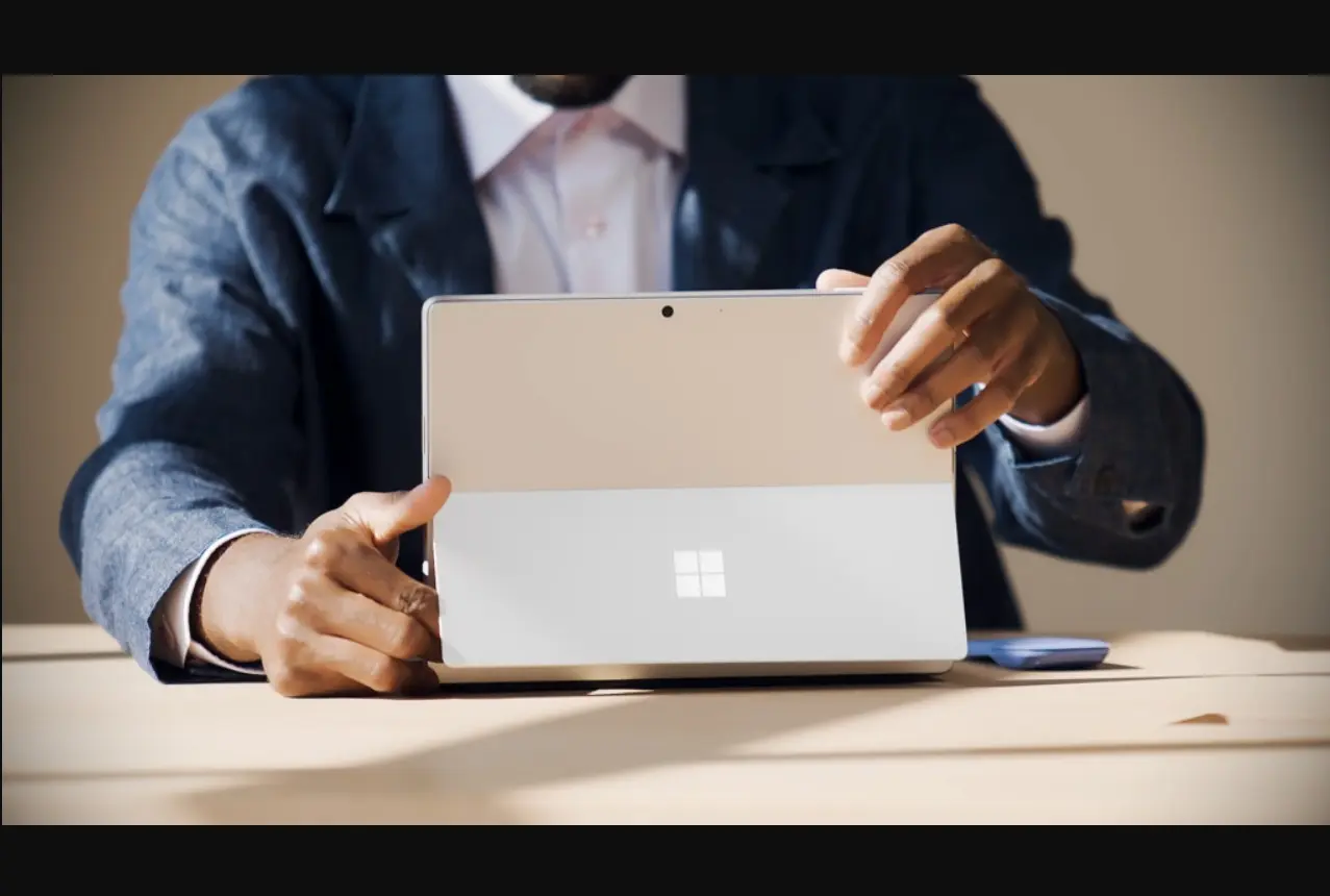 Η Microsoft λανσάρει τα Surface Pro 12 και Surface Laptop 8 με επεξεργαστές Intel Core Ultra 3