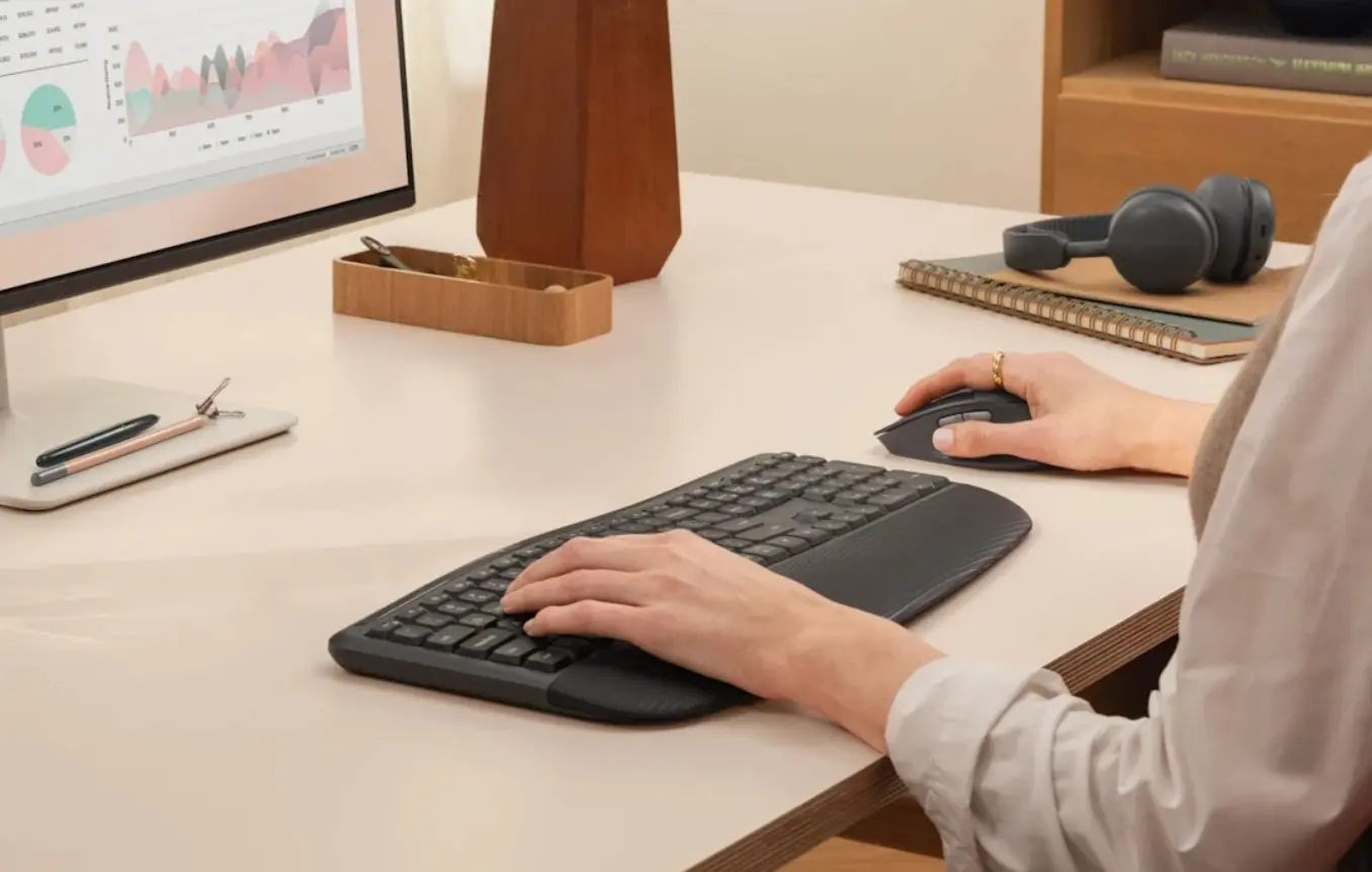 H Logitech αναβαθμίζει την εργονομία του γραφείου με τη νέα σειρά Signature Comfort Plus 4 H Logitech αναβαθμίζει την εργονομία του γραφείου με τη νέα σειρά Signature Comfort Plus