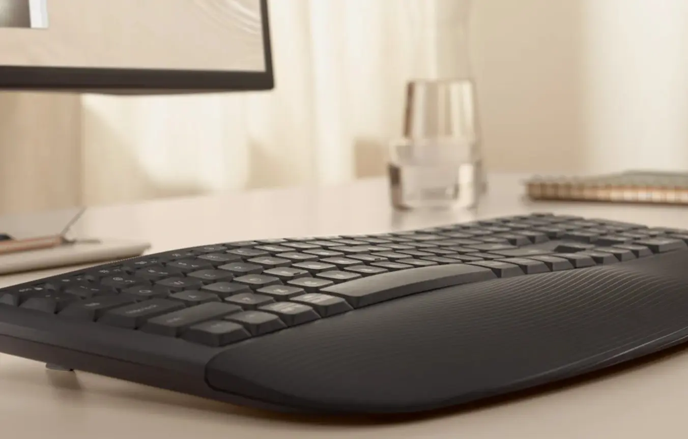 H Logitech αναβαθμίζει την εργονομία του γραφείου με τη νέα σειρά Signature Comfort Plus 3 H Logitech αναβαθμίζει την εργονομία του γραφείου με τη νέα σειρά Signature Comfort Plus