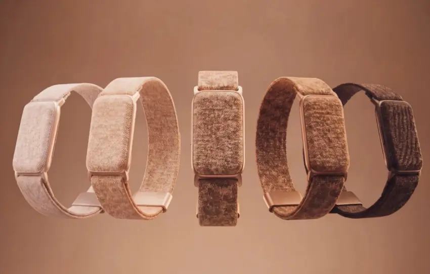 Carely: Το νέο wearable που φροντίζει τους ηλικιωμένους γονείς χωρίς ανάγκη για smartphone