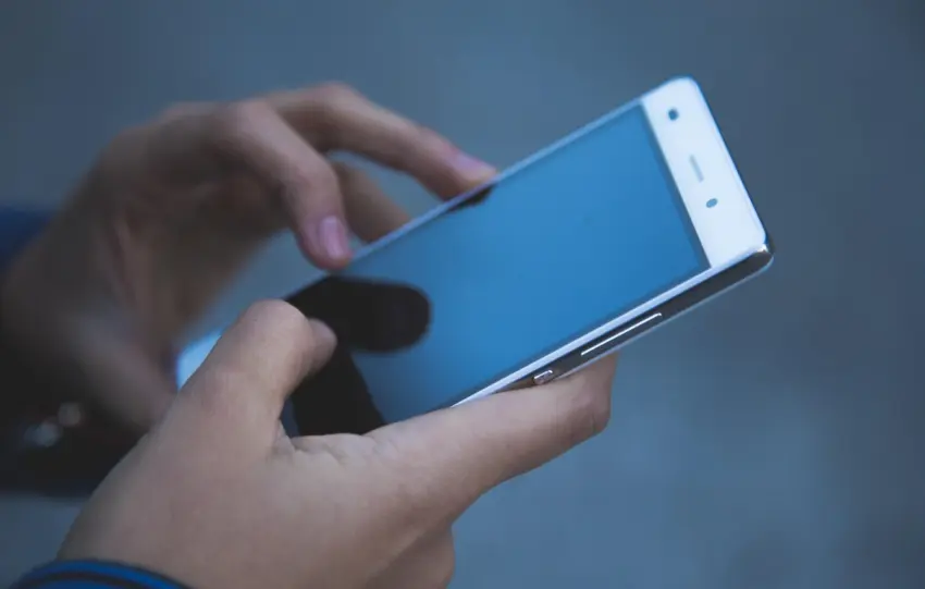 Πώς ο εθισμός των γονέων στα smartphones επηρεάζει τα παιδιά