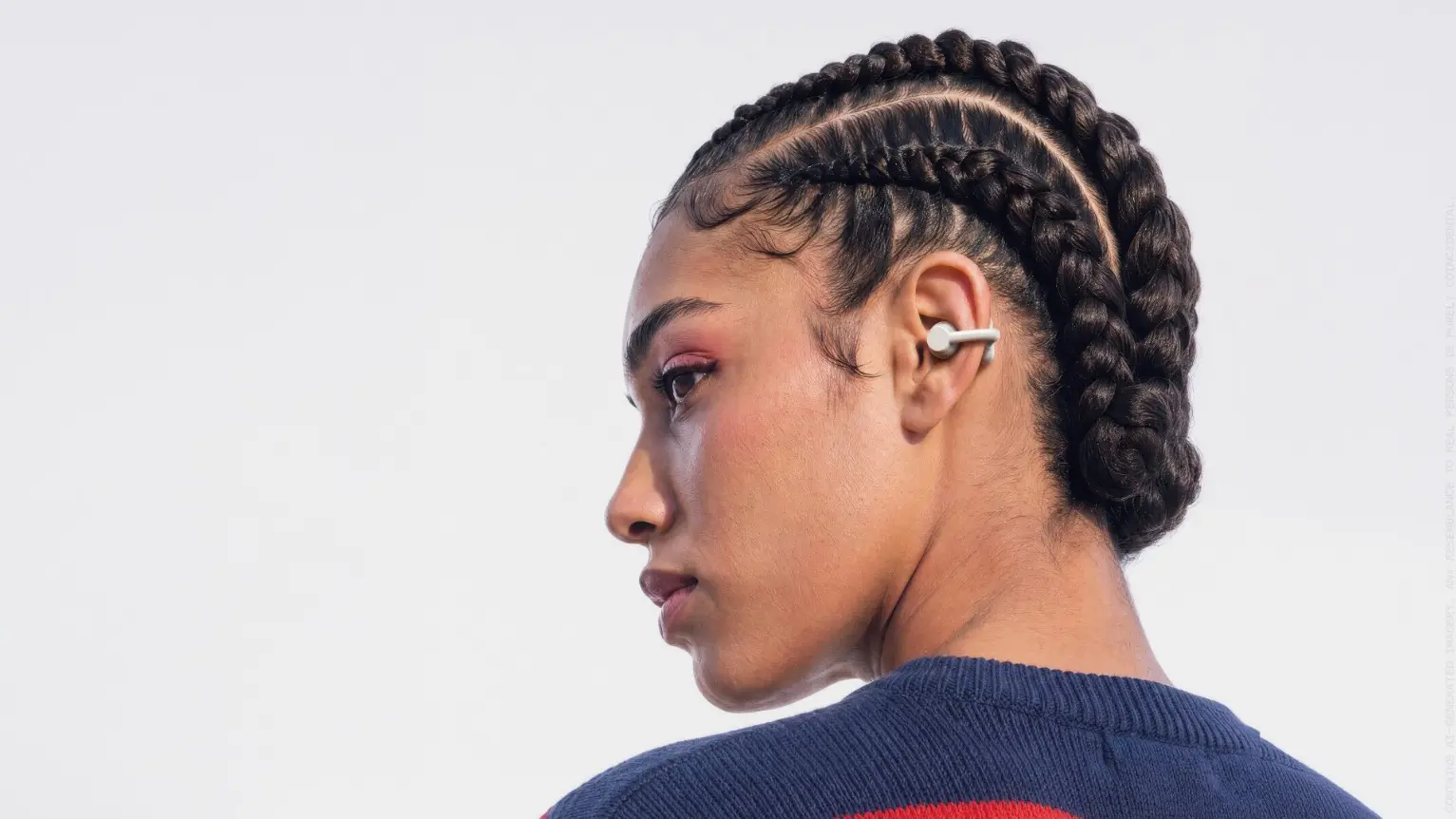 CMF Clip Pro: Τα open-ear earbuds της Nothing με θήκη Smart Dial