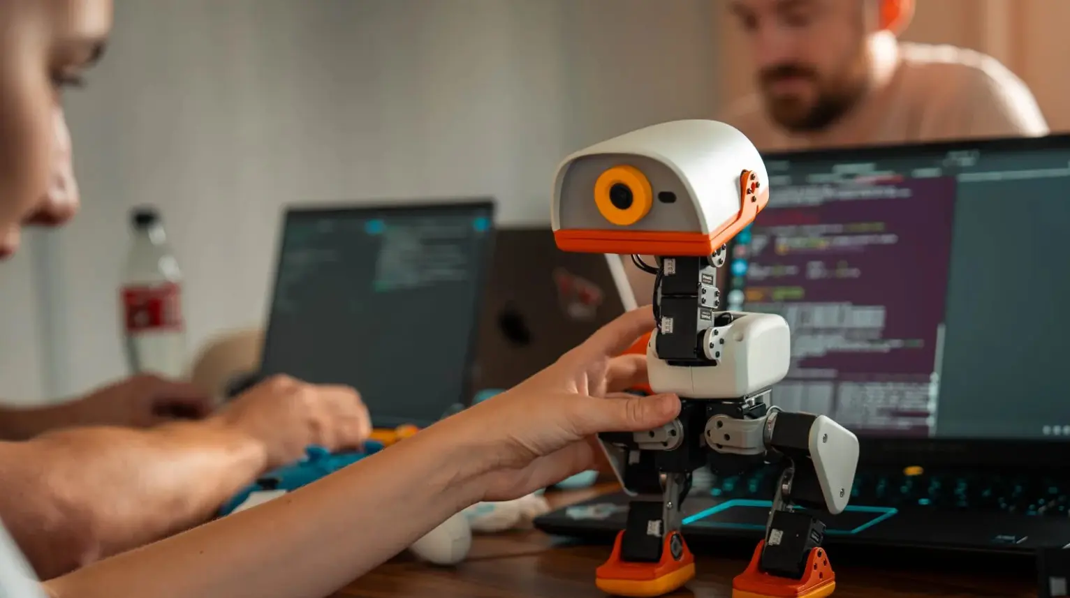 Microduck: Η πάπια που θέλει να αλλάξει τον τρόπο εκπαίδευσης των ρομπότ