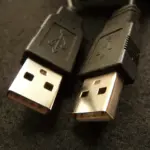 USB: Τι σημαίνει η τρίαινα και τα χρώματα στις θύρες