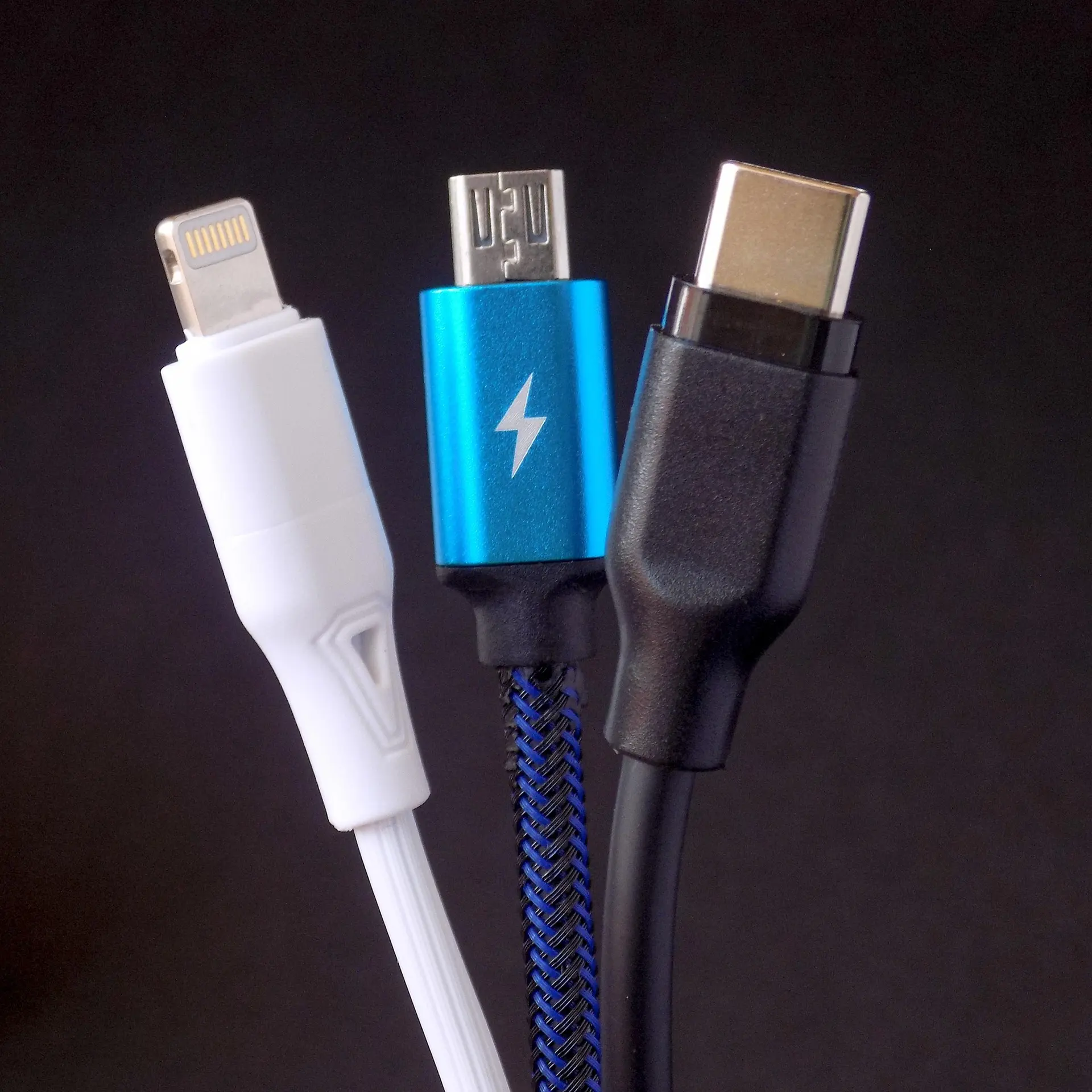 USB: Τι σημαίνει η τρίαινα και τα χρώματα στις θύρες