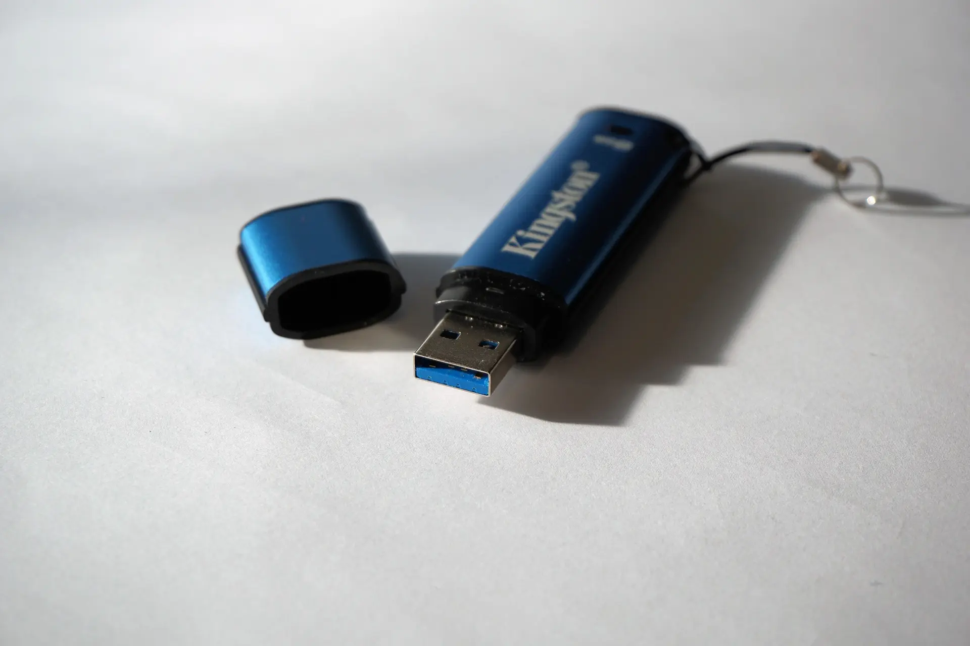 USB: Τι σημαίνει η τρίαινα και τα χρώματα στις θύρες