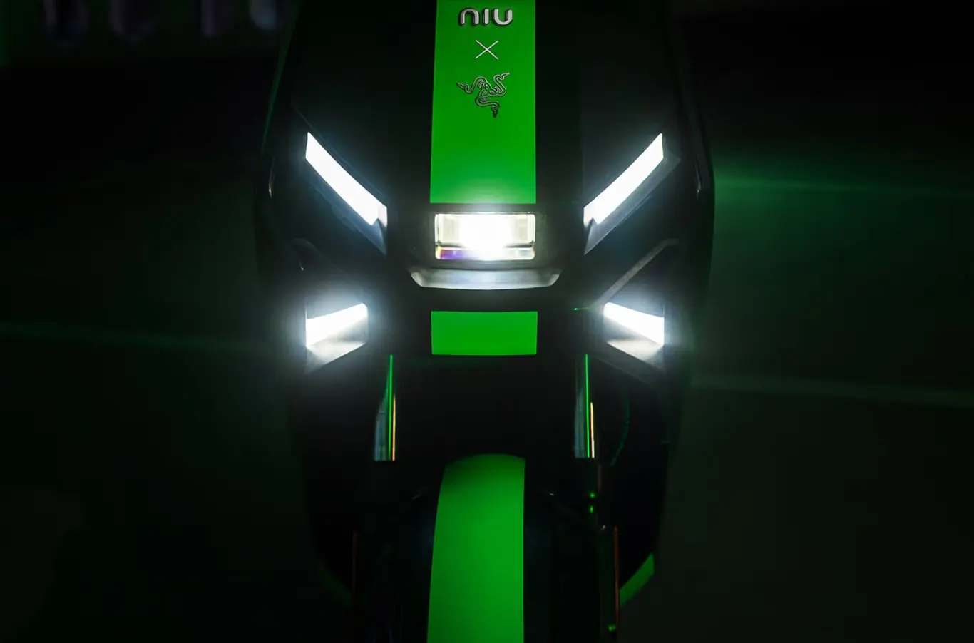 Το FQiX x Razer Special Edition είναι το απόλυτο ηλεκτρικό scooter που ονειρεύεται κάθε gamer! 4 Το FQiX x Razer Special Edition είναι το απόλυτο ηλεκτρικό scooter που ονειρεύεται κάθε gamer!