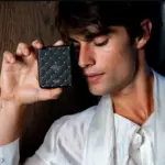 Το Motorola Razr έγινε κόσμημα με τριάντα πέντε κρύσταλλα Swarovski