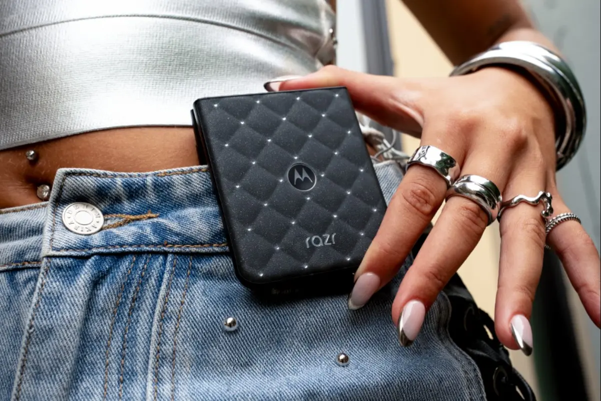 Το Motorola Razr έγινε κόσμημα με τριάντα πέντε κρύσταλλα Swarovski