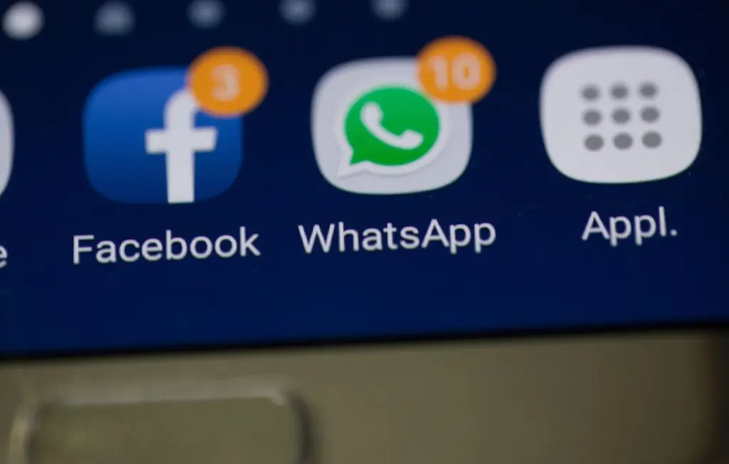 WhatsApp: Τρεις λογαριασμοί στο ίδιο iPhone μπορεί να γίνουν σύντομα πραγματικότητα
