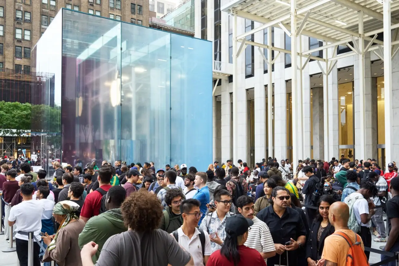 Τα νέα προϊόντα Apple έφτασαν στα καταστήματα 1 Τα νέα προϊόντα Apple έφτασαν στα καταστήματα