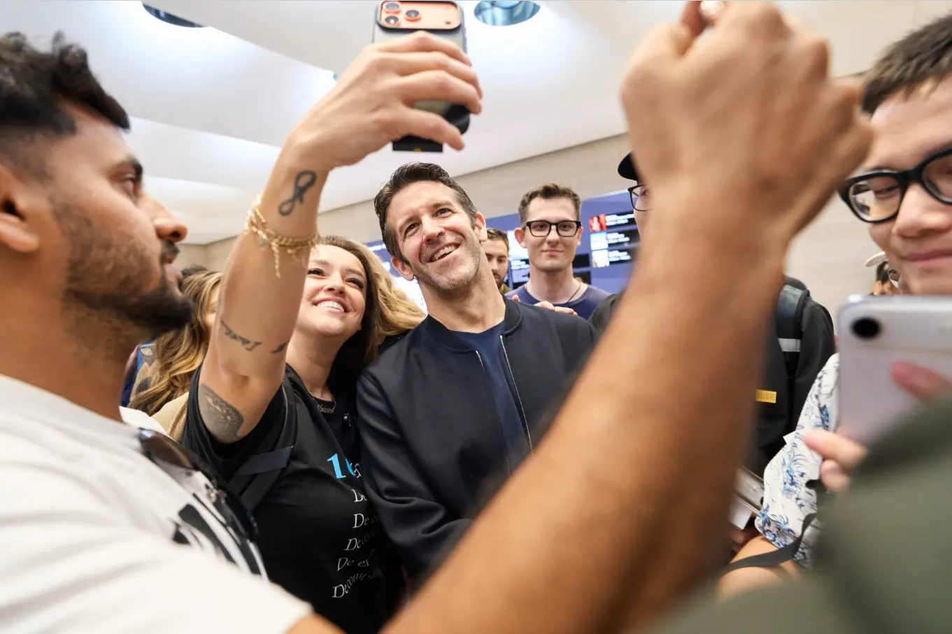 Τα νέα προϊόντα Apple έφτασαν στα καταστήματα 6 Τα νέα προϊόντα Apple έφτασαν στα καταστήματα