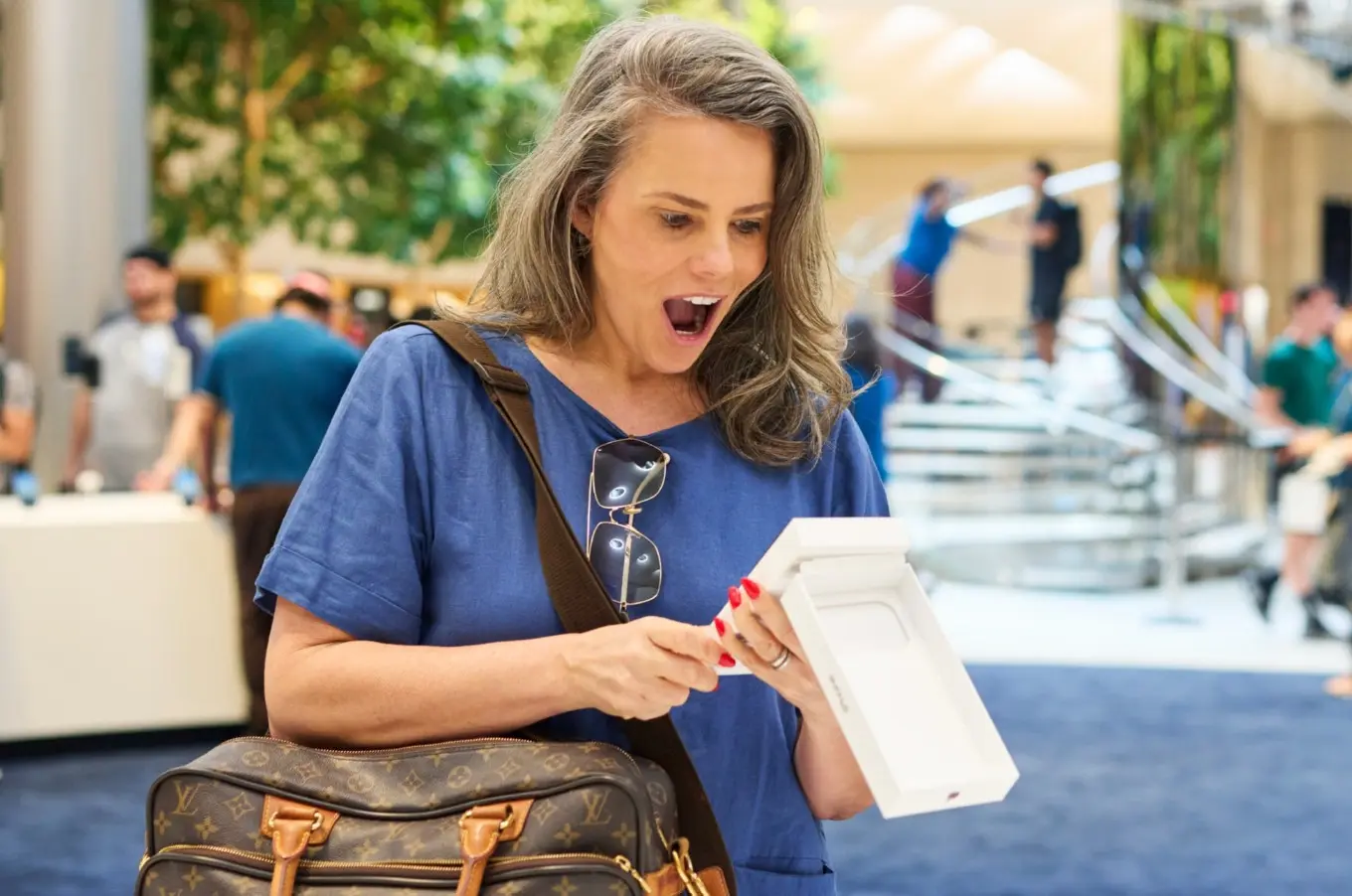 Τα νέα προϊόντα Apple έφτασαν στα καταστήματα 2 Τα νέα προϊόντα Apple έφτασαν στα καταστήματα