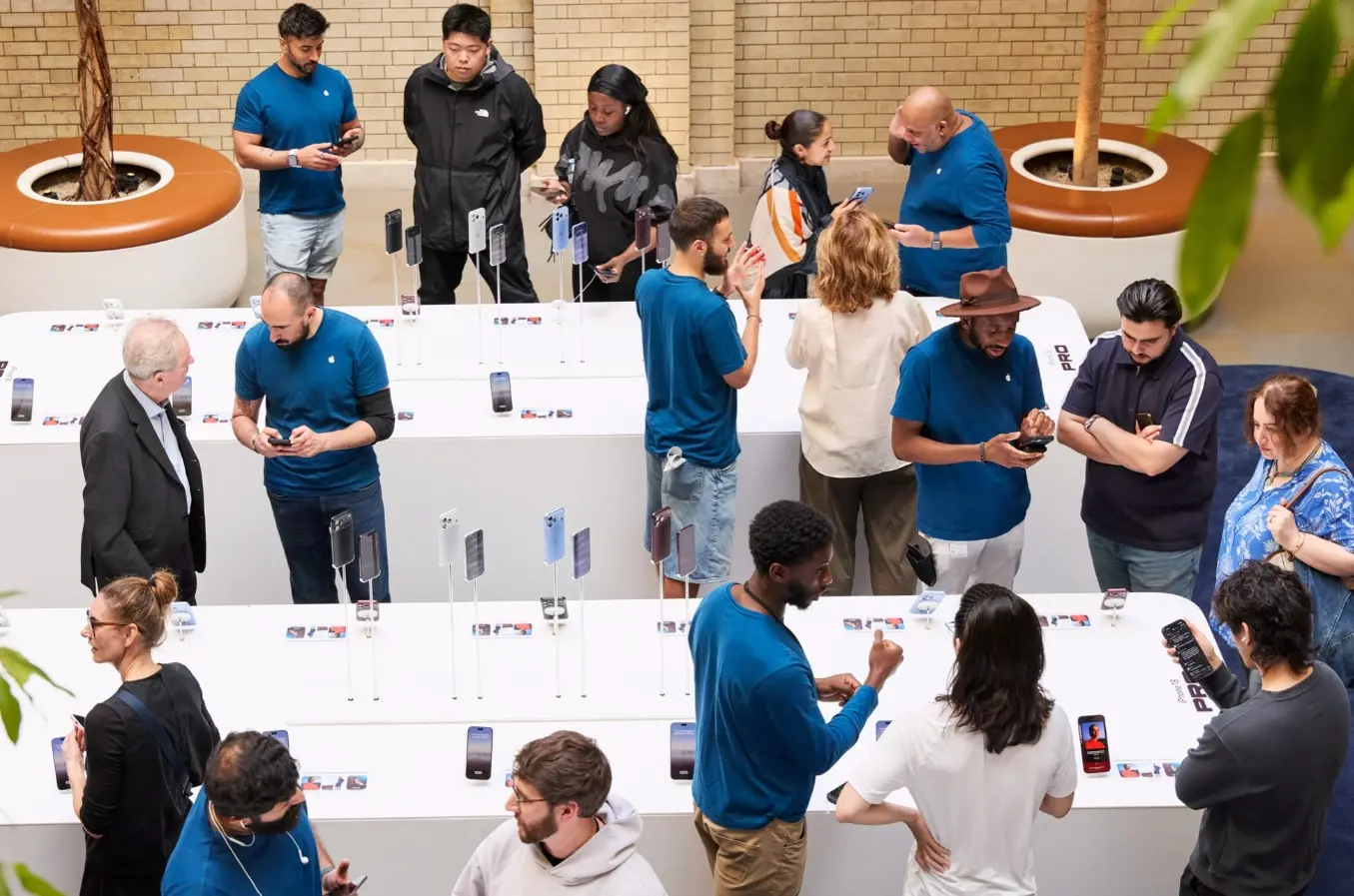 Τα νέα προϊόντα Apple έφτασαν στα καταστήματα 5 Τα νέα προϊόντα Apple έφτασαν στα καταστήματα