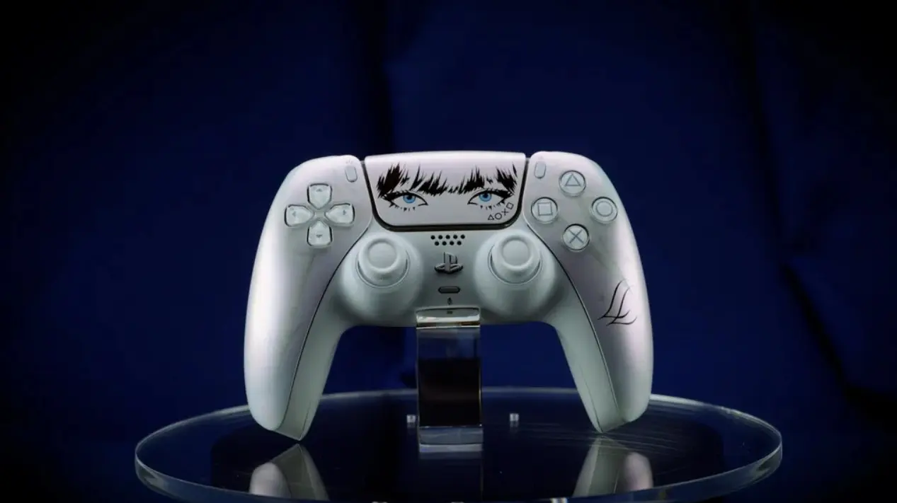 Lisa x PlayStation: Η Lisa σχεδίασε το δικό της συλλεκτικό DualSense