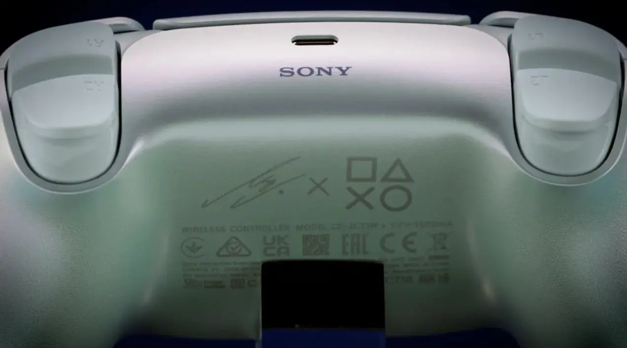 Lisa x PlayStation: Η Lisa σχεδίασε το δικό της συλλεκτικό DualSense