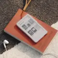 Το νέο eReader Boox Picco χωρά στην τσέπη και κολλάει πίσω από το smartphone