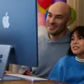Τι μας συμβουλεύουν Apple και παιδίατροι για τη χρήση οθονών από τα παιδιά