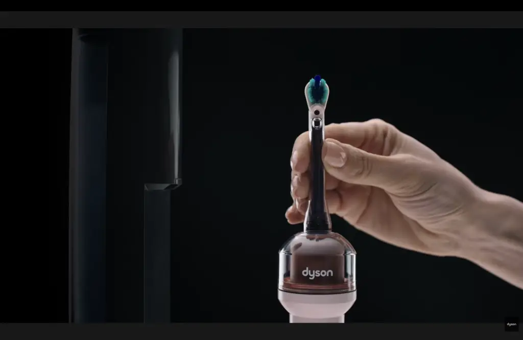 Viral η οδοντόβουρτσα της Dyson των 500 ευρώ με φωτογράφο να την κάνει κάμερα