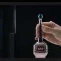 Viral η οδοντόβουρτσα της Dyson των 500 ευρώ με φωτογράφο να την κάνει κάμερα