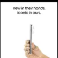 Το Motorola Razr λέει αντίο στο clamshell το και φέρνει αντίπαλο στο iPhone Duo
