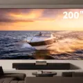 Ο XGIMI AURA 3 προβάλλει 4K σε έως 200 ίντσες με τριπλό λέιζερ στα 120Hz