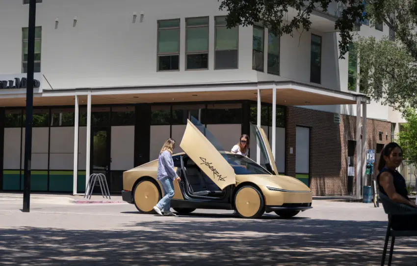 Tesla Cybercab: Επιβάτες βρήκαν κρυφά χειριστήρια στην κεντρική οθόνη