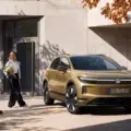 Νέο Volkswagen ID. Tiguan με 299 ίππους, τρεις οθόνες και αυτονομία έως 600 χλμ.