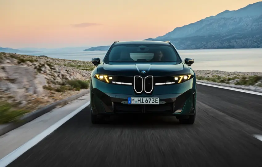 Το νέο BMW iX3 M60 συνδυάζει 612 ίππους με φόρτιση έως 400 kW
