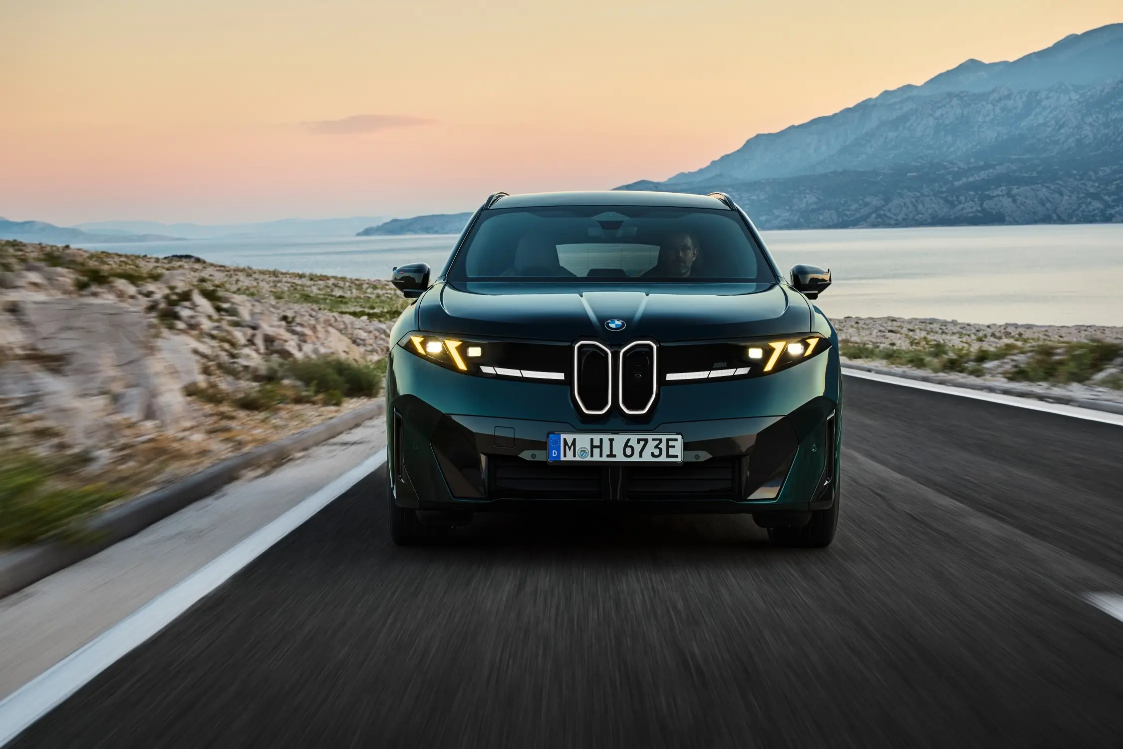 Το νέο BMW iX3 M60 συνδυάζει 612 ίππους με φόρτιση έως 400 kW