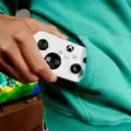 Η Microsoft παρουσίασε το μικρότερο χειριστήριο στην ιστορία του Xbox