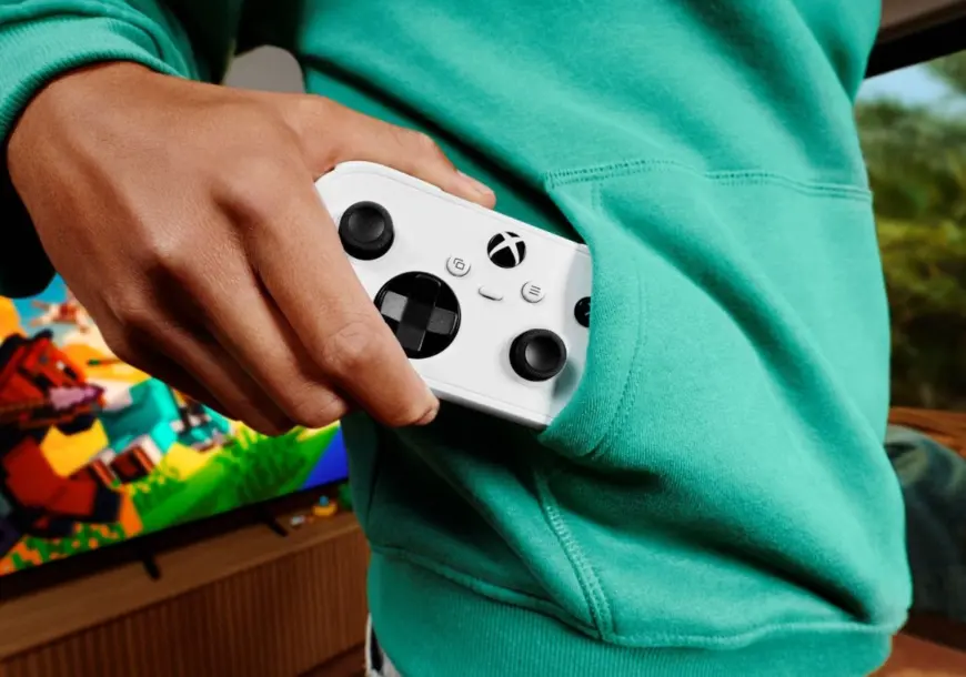 Η Microsoft παρουσίασε το μικρότερο χειριστήριο στην ιστορία του Xbox