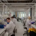 Oracle και AstraZeneca ενώνουν δυνάμεις και το AI μπαίνει πιο βαθιά στην ανάπτυξη νέων φαρμάκων