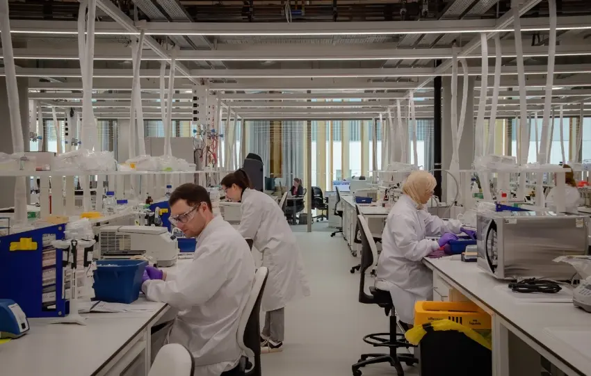 Oracle και AstraZeneca ενώνουν δυνάμεις και το AI μπαίνει πιο βαθιά στην ανάπτυξη νέων φαρμάκων