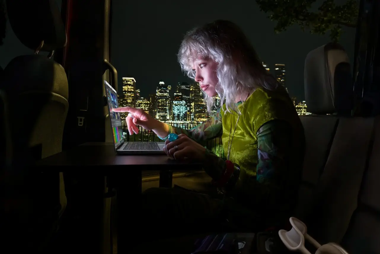 Η Apple φέρνει ξανά το φωτιζόμενο λογότυπο στο νέο OLED MacBook Pro 5 Η Apple φέρνει ξανά το φωτιζόμενο λογότυπο στο νέο OLED MacBook Pro