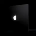 Η Apple φέρνει ξανά το φωτιζόμενο λογότυπο στο νέο OLED MacBook Pro