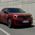 Το νέο BMW iX4 ανακτά έως 387 χλμ. αυτονομίας σε μόλις 10 λεπτά