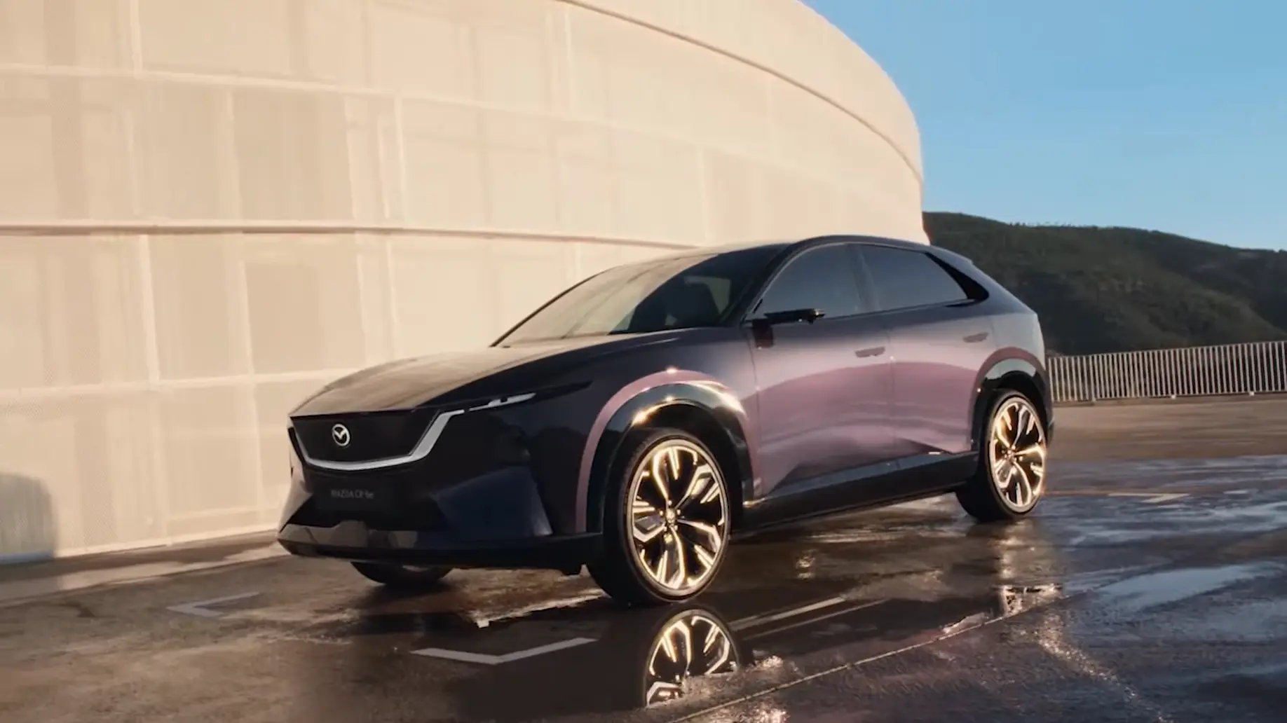 Mazda CX-6e - Το EV που μιλά στους πεζούς