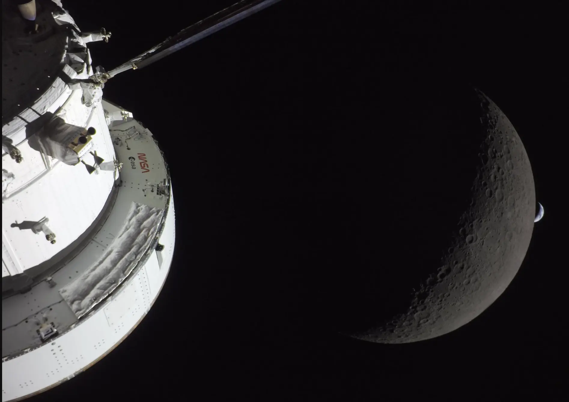Η NASA αποκάλυψε τι ήταν οι πέντε λάμψεις που είδε η Artemis II στη Σελήνη