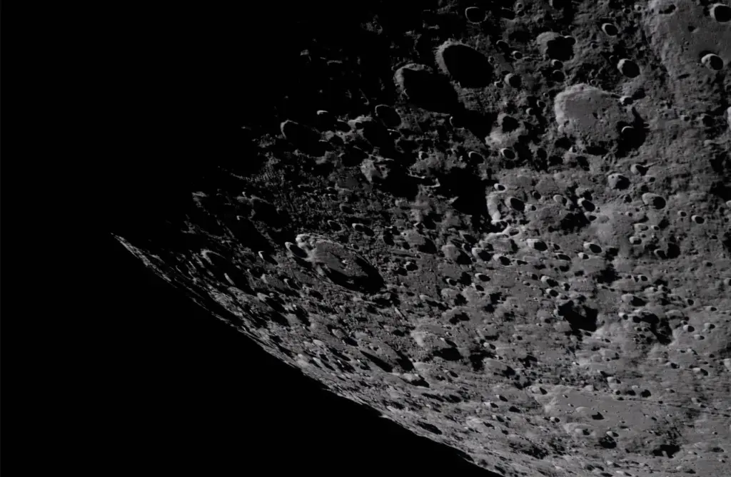 Η NASA αποκάλυψε τι ήταν οι πέντε λάμψεις που είδε η Artemis II στη Σελήνη