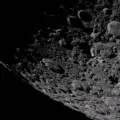 Η NASA αποκάλυψε τι ήταν οι πέντε λάμψεις που είδε η Artemis II στη Σελήνη