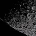 Η NASA αποκάλυψε τι ήταν οι πέντε λάμψεις που είδε η Artemis II στη Σελήνη