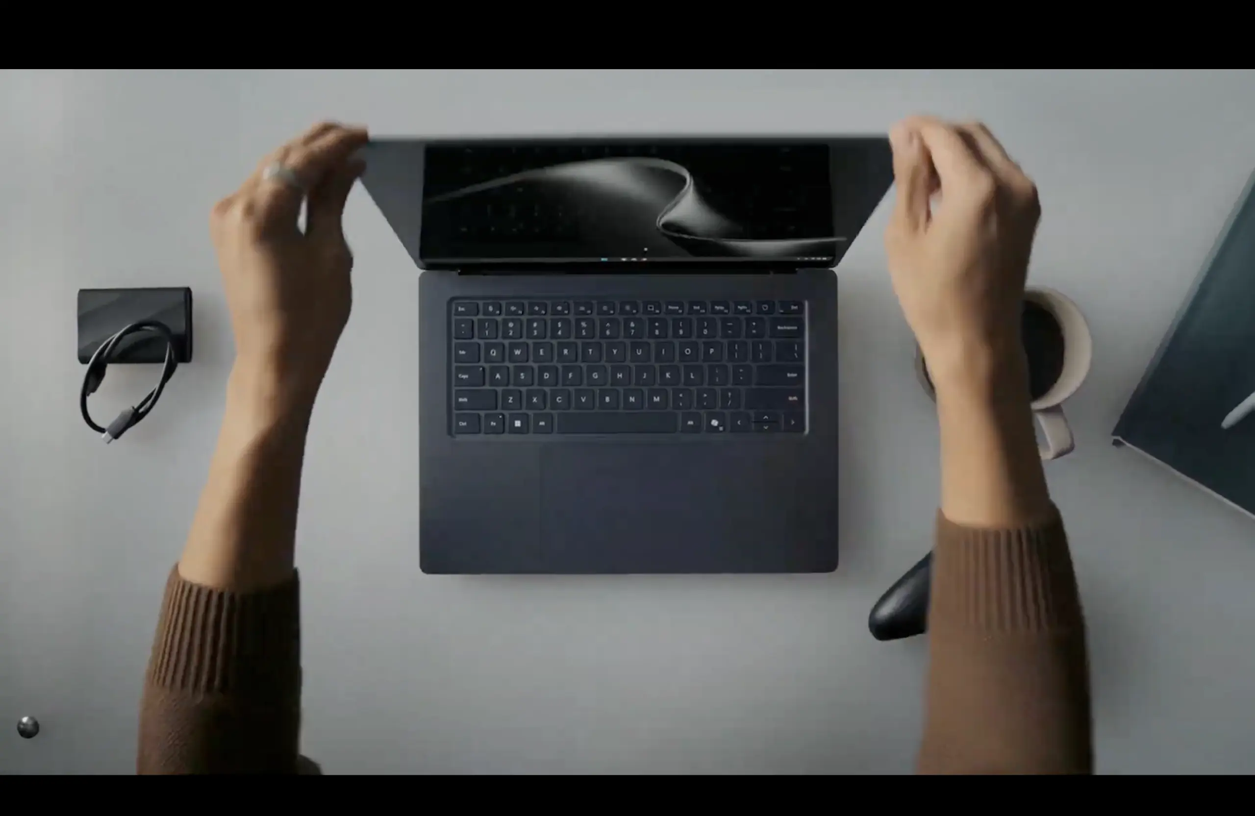 Surface Laptop Ultra από 2.599 δολάρια με RTX Spark και έως 128 GB μνήμης