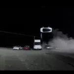 Το ιπτάμενο Tesla Roadster χωρίς πλήρες FSD και ο Elon Musk φτιάχνει πίστα Hot Wheels για ακροβατικά